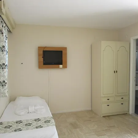 מלון Club Mackerel Village 3*